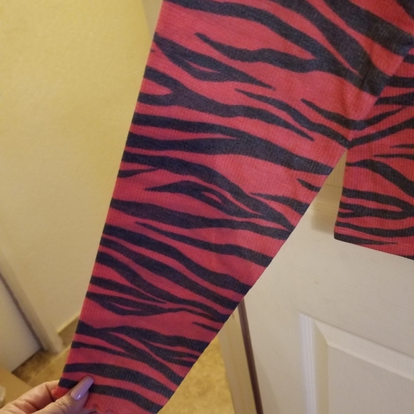 Women's. BP Cozy Thermal Top Red Zebra Stripes 1X NWT - Picture 2 of 5